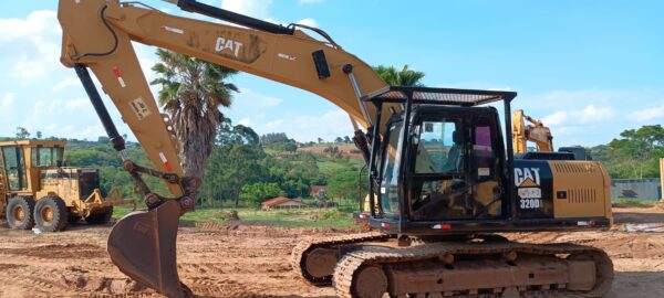 Escavadeira Caterpillar 320DL