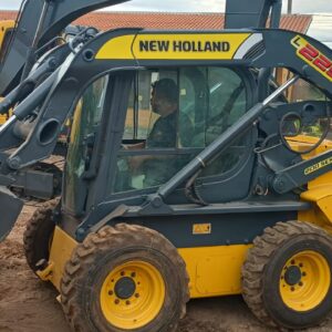 MINI CARREGADEIRA NEW HOLLAND L225