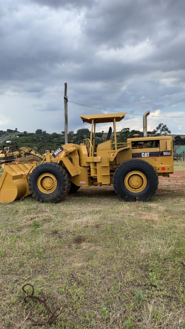PÁ CARREGADEIRA CATERPILLAR 966C - Imagem 4