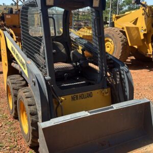 Mini carregadeira New Holland - Modelo 215